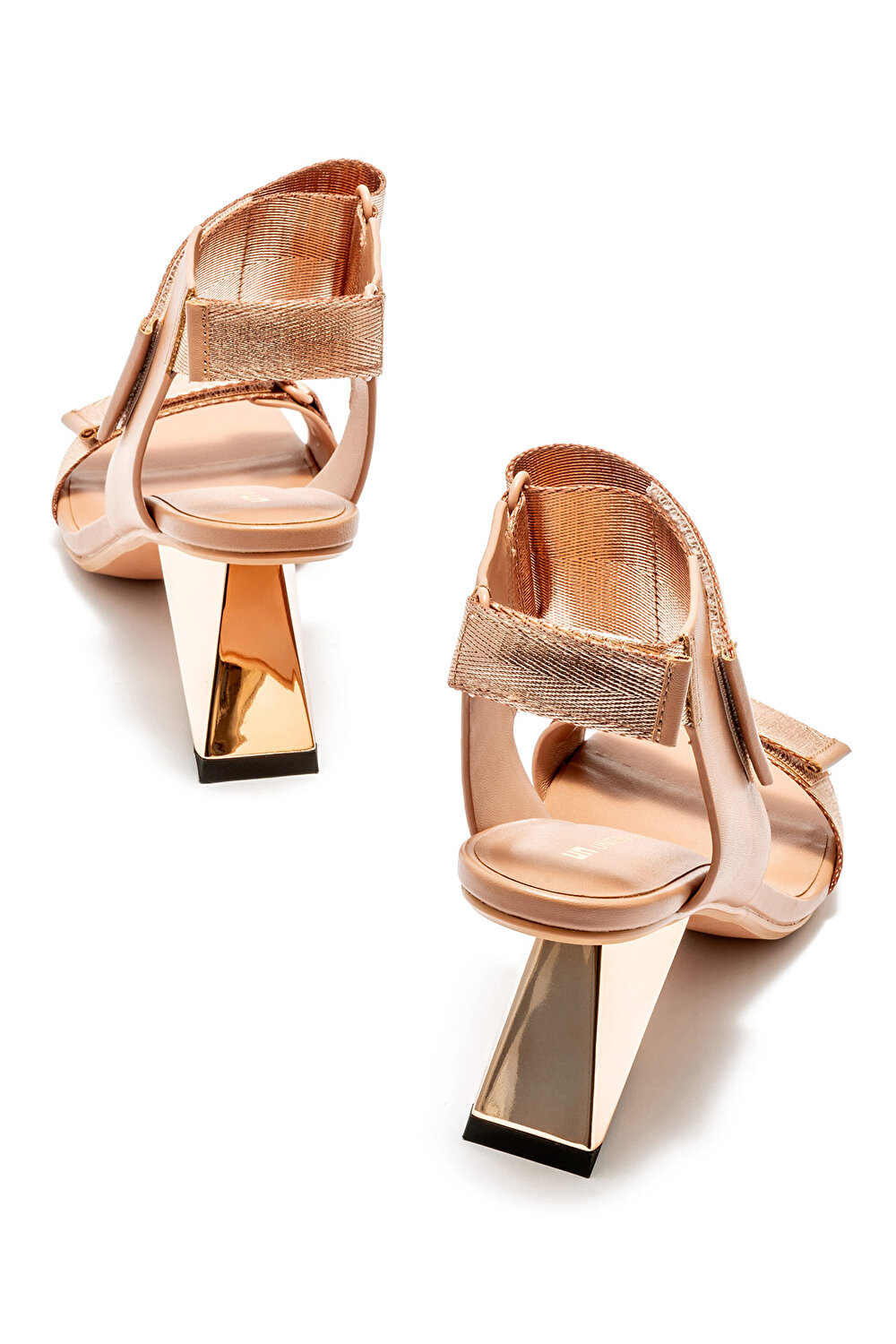 Vetrina BRONZ ROCKIT RUN UNITED NUDE KADIN TOPUKLU TERLİK