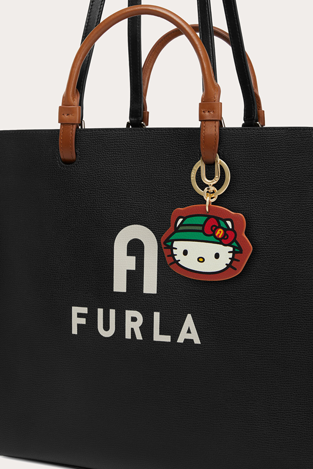 WR00454 KITTY GOES HIKING KEYRING