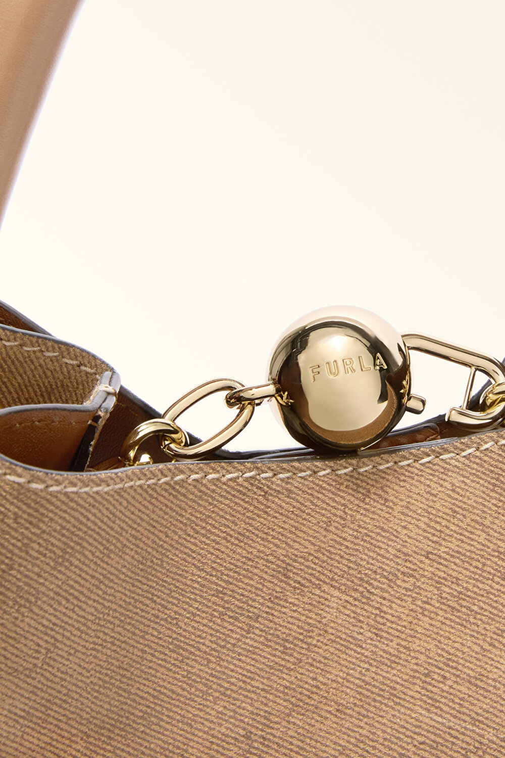 WB01867 FURLA SFERA S BUCKET BAG 23