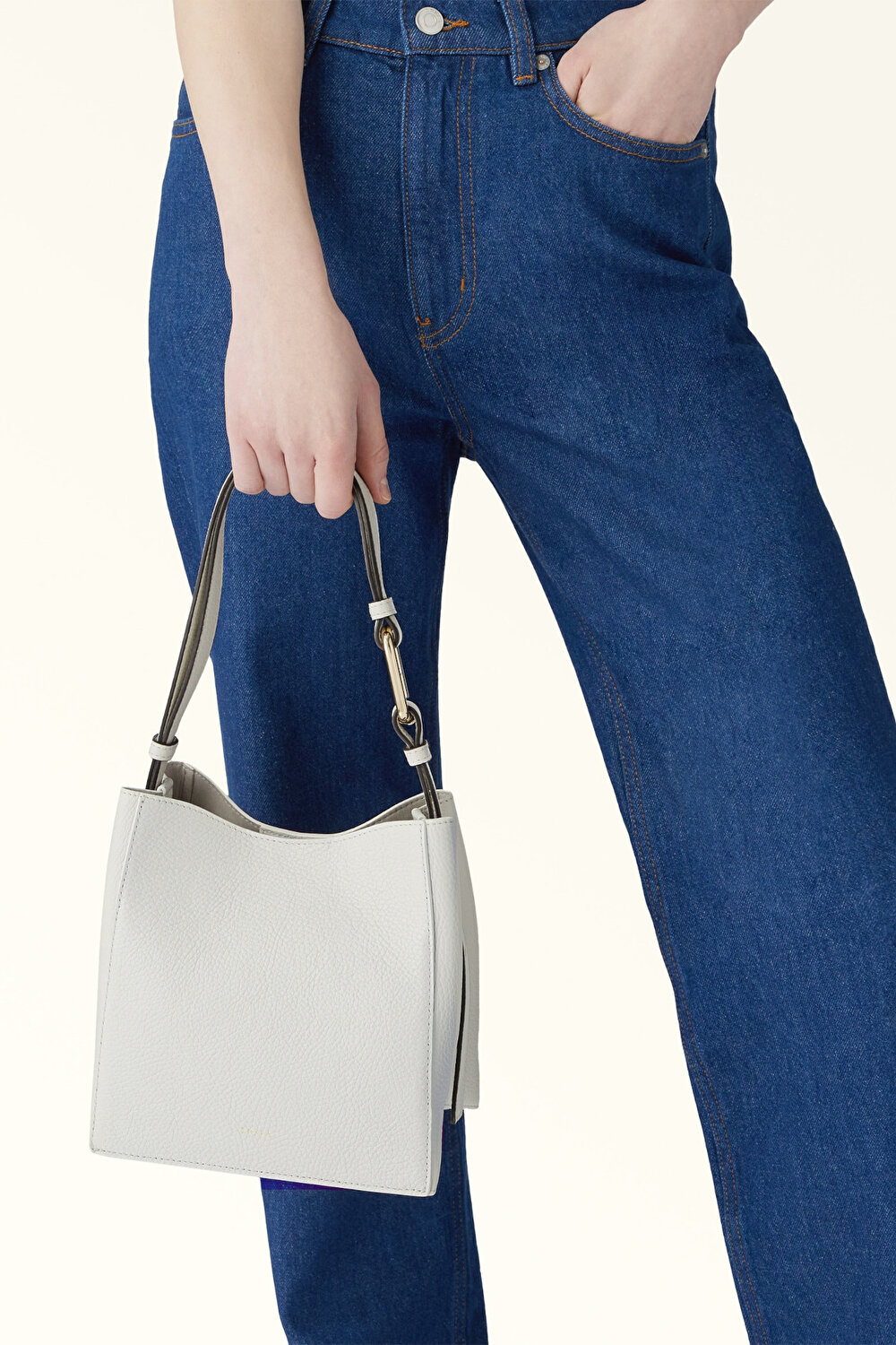 WB01373 FURLA NUVOLA MINI BUCKET BAG 2