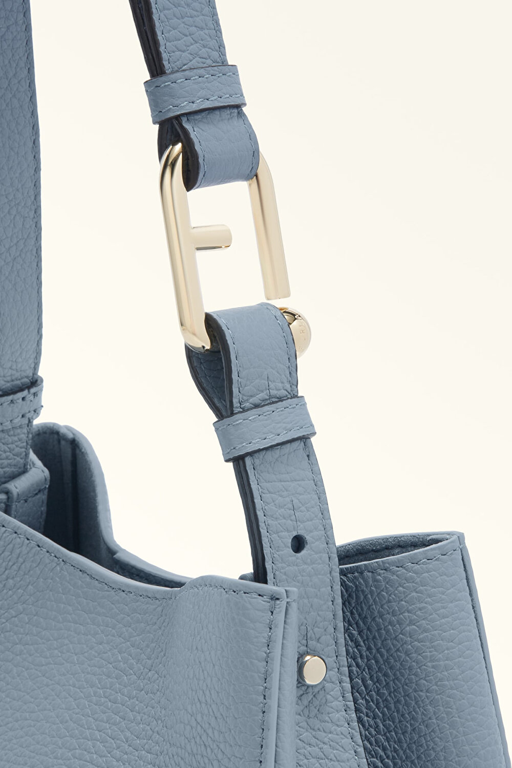 WB01373 FURLA NUVOLA MINI BUCKET BAG 2