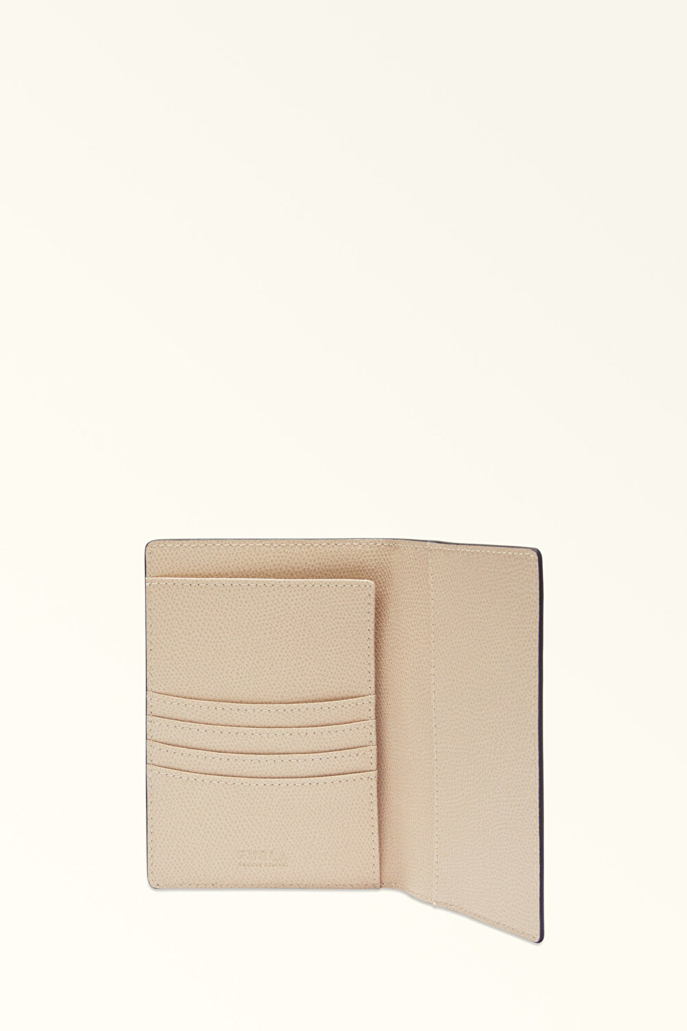 WP00309 FURLA CAMELIA S PASSPORT HOLDE