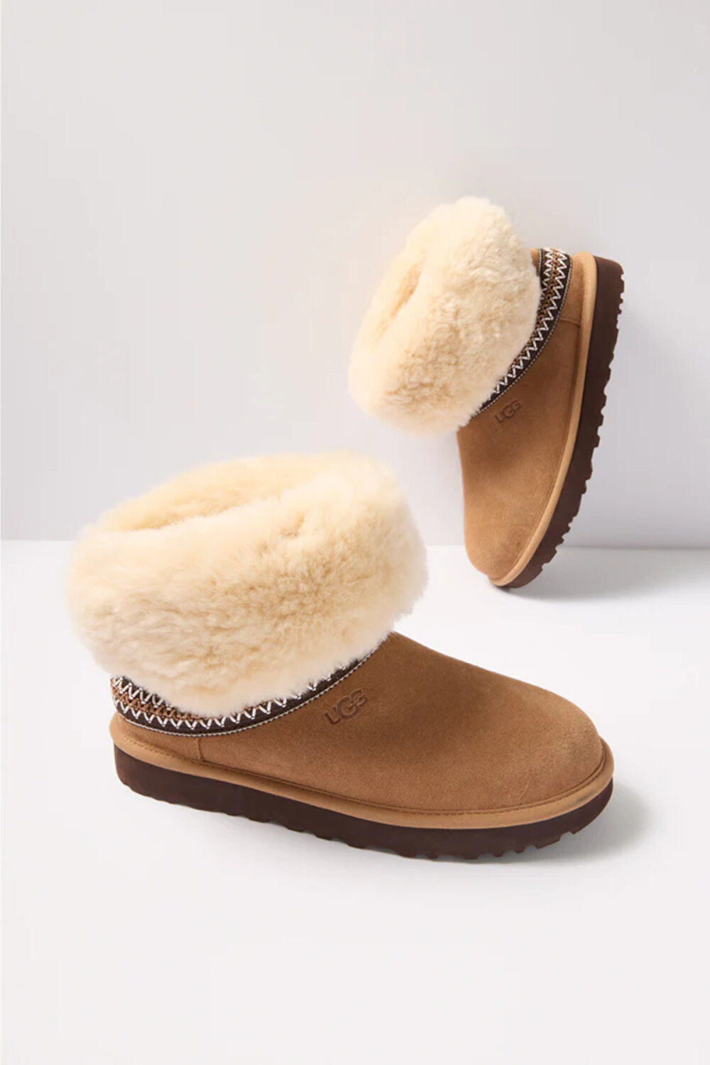 1161770 CLASSIC SHORT CRESCENT UGG KADIN BOT